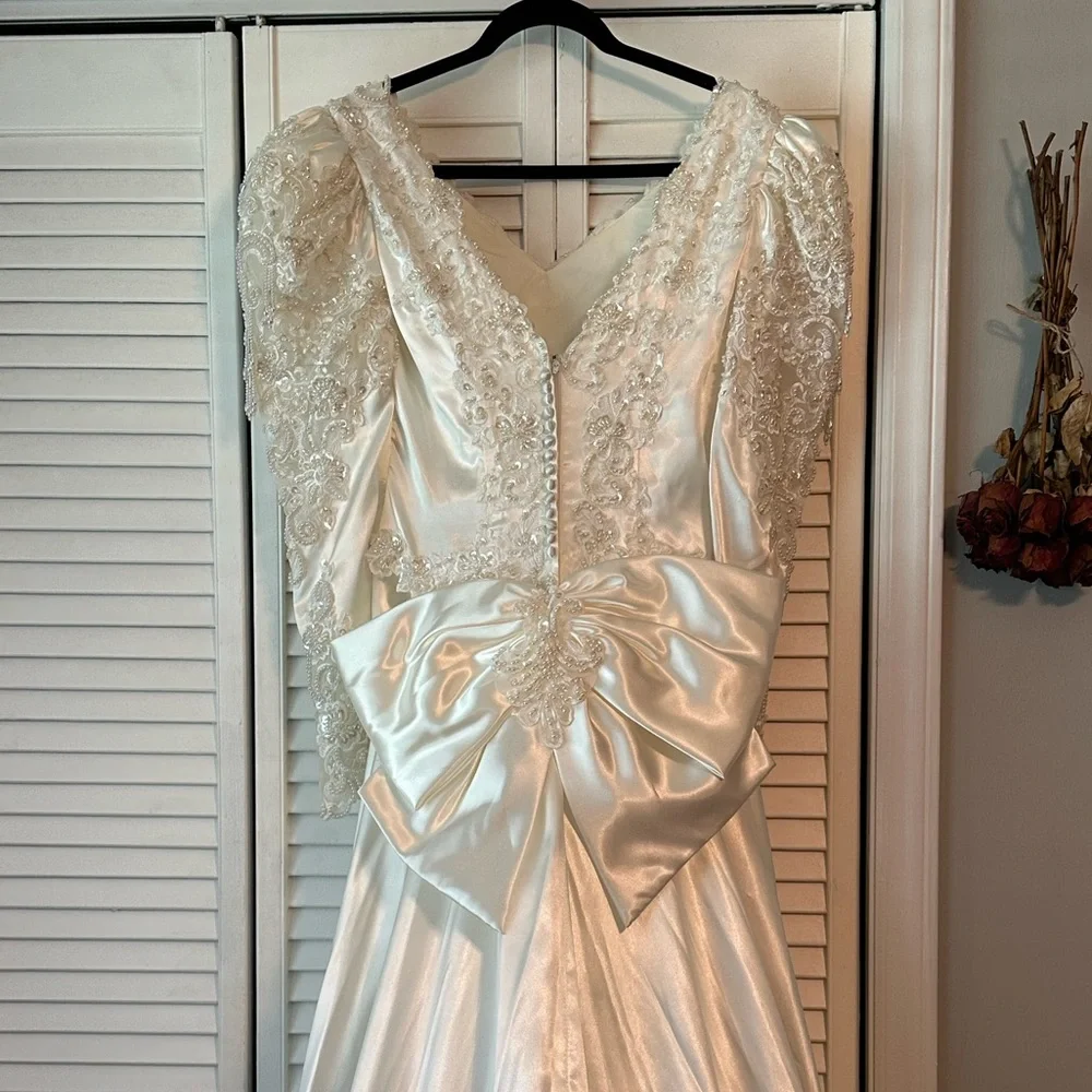 Stunning classic wedding dress - Picture 6 of 16